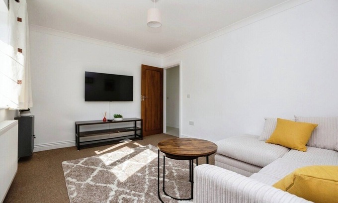 Guildford House | Home in Guildford 4 bed room