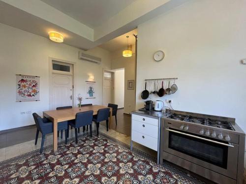 Mahane Israel Apartment | Home in Jerusalem