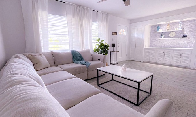 South Venice House | Home in quiet Bird Sanctuary Neighborhood, close to Beach