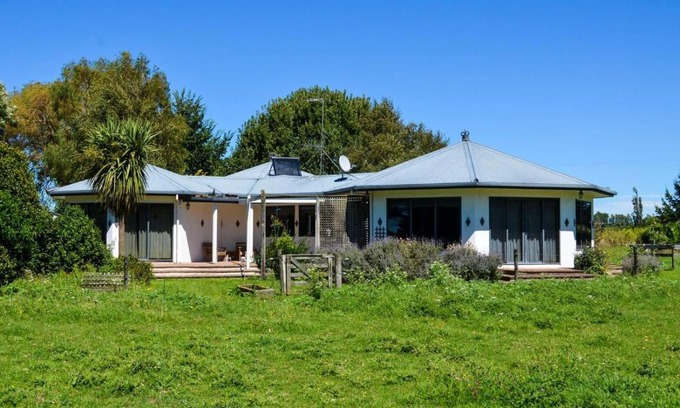 Tuamarina House | Home in the vineyards