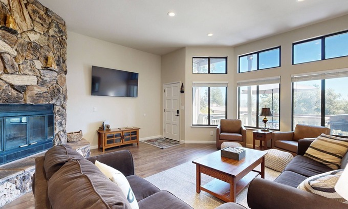 Groveland House | Home located on golf course with pool access, wifi, and outdoor dining