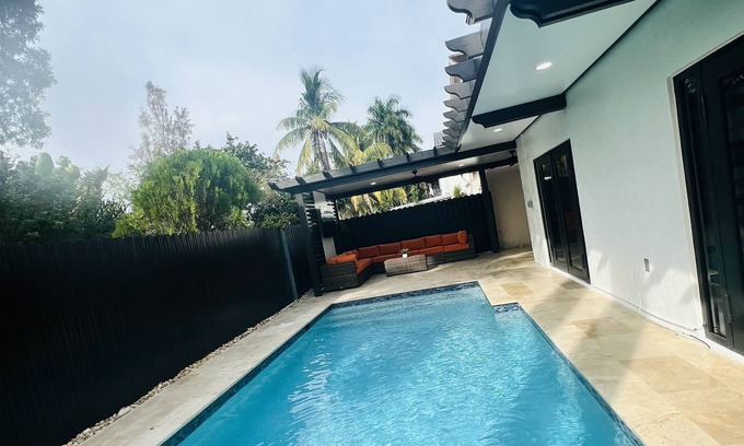 Miami Gardens House | Home luxury with a heated pool at Miami lakes