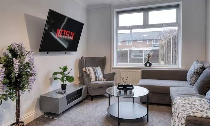 Trafford House | Home Near Airport/Trafford, Pets/Garden/Parking