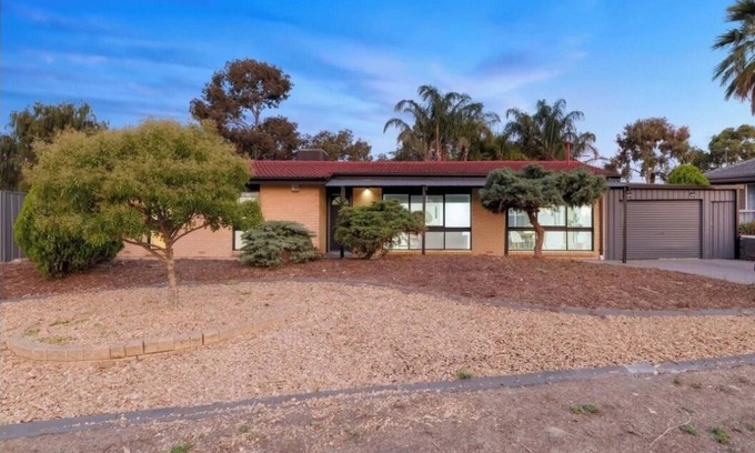 Redwood Park House | Home on Carob is within walking distance to pub, local shopping centre, bus stop