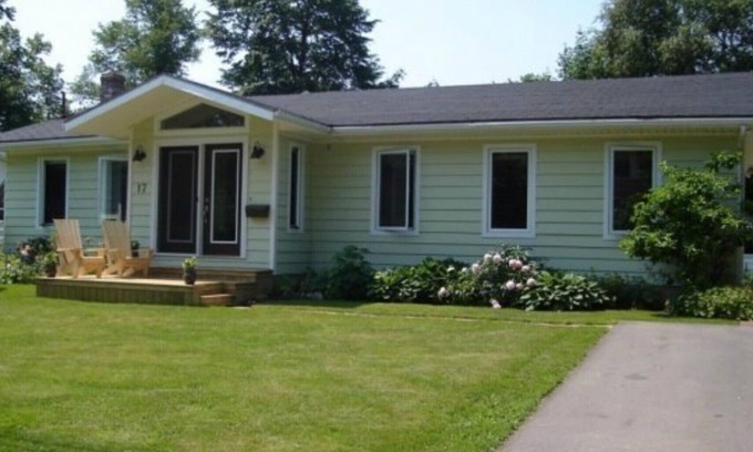 Charlottetown House | Home on Edinburgh with 4 Bedrooms and 3 full Bathrooms