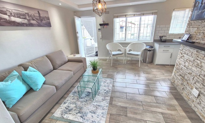 Ottery Apartment | Home-on-Railway~A Lovely contemporary 2-bedroom apartment with WiFi in Cape Town