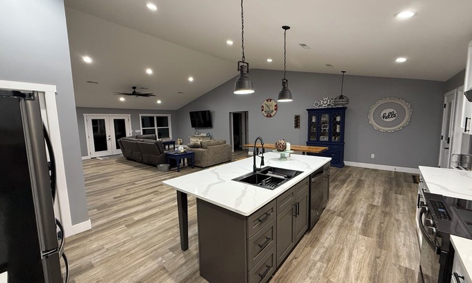 Cadiz House | “Home On The Hill"nnThis new vacation rental will not disappoint! Lake front!