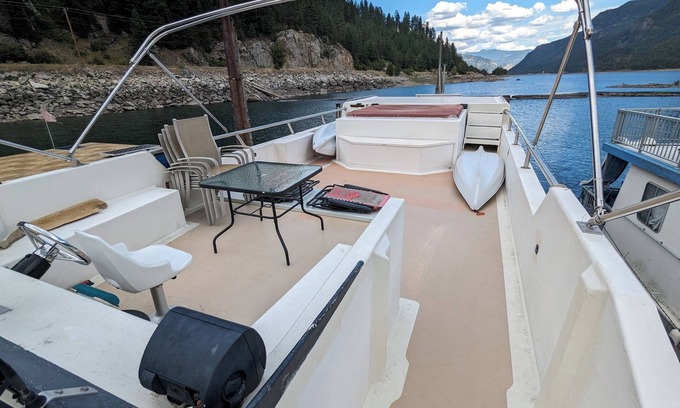 Robson Boat Rental | Home ON THE WATER! This beautiful 6 bedroom home is perfect for making memories.