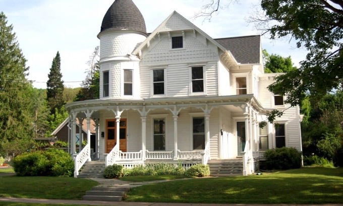 Oneonta Apartment | Home Run Apt 2 All Star Baseball Rentals