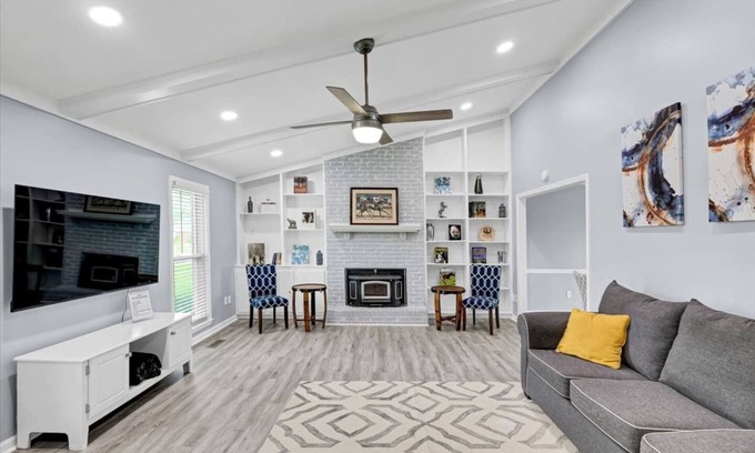 Buechel House | Home Sweet Hayden - 4 beds/3 Full Bath in East End