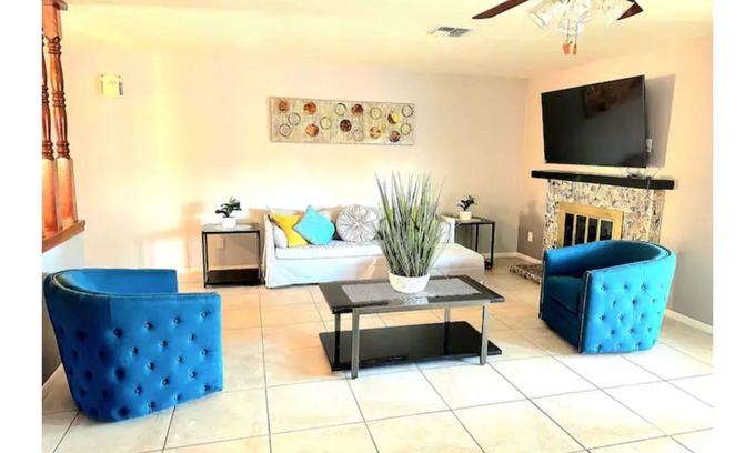 Sunrise Manor House | Home Sweet Home with 8bds, 8 mins from Freemont St