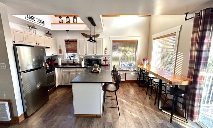 Anglemont Cabin | Home Sweet Lakehouse with HOT TUB! - Shuswap Vacations and Sledding Accommodation