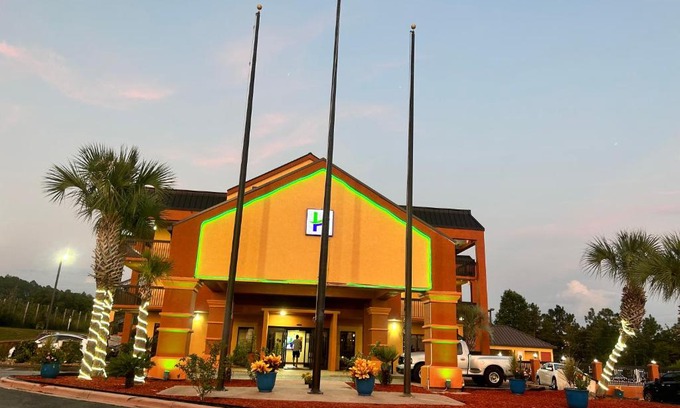 Crestview Hotel | Home Town Inn & Suites
