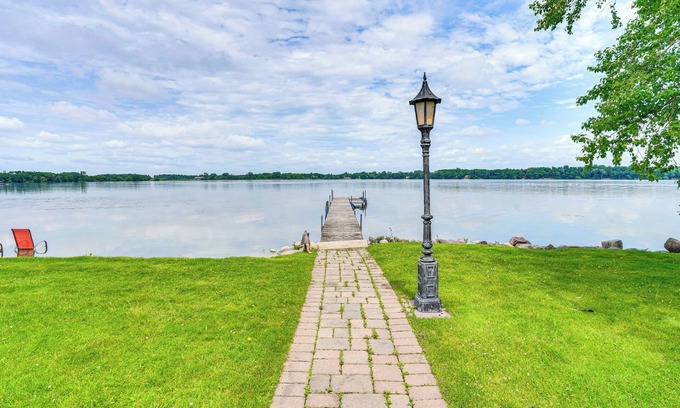 Howard Lake House | Home w/Hot Tub & Dock on Howard Lake!
