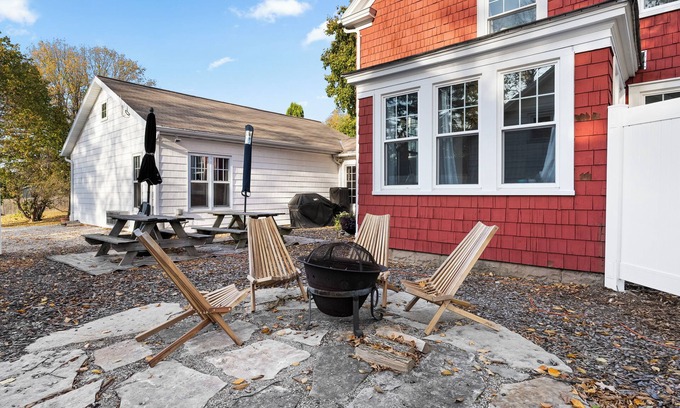 Sturgeon Bay House | Home walking distance to all Downtown Sturgeon Bay! Across from Coffee House!