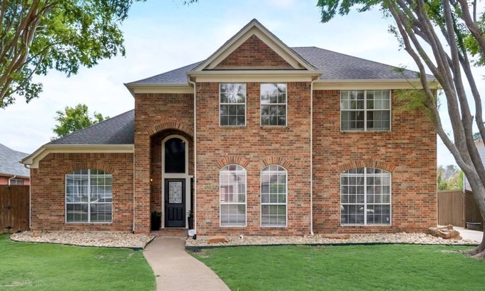 Flower Mound House | Home with a pool during your transition.
