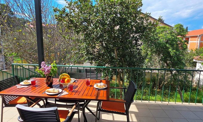 Cove Makarac (Milna) House | Home with garden, terrace and bike/boat storage, 30m from beach & great cafe bar