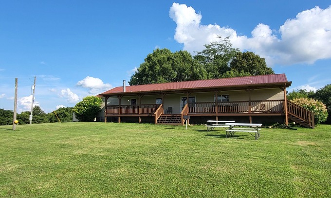 Hardin County House | Home with HOT TUB by Garden of the Gods in Shawnee National Forest.