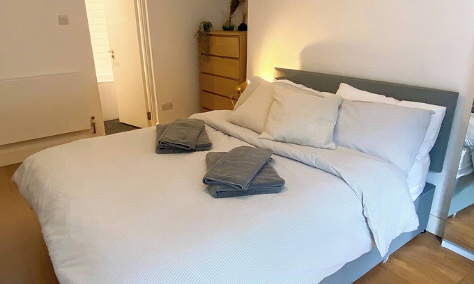 Kilburn Apartment | Homely 2 BDR Flat Patio Near Maida Vale