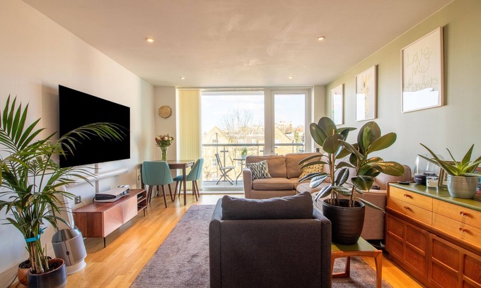 Highbury West Apartment | Homely 2 bed 2 bath central apartment w balcony (-5% week & -30% month August)