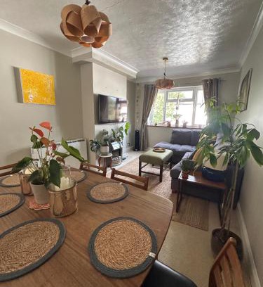 Walton-on-Thames Apartment | Homely 2-Bed Apartment - Sleeps 3 & Parking