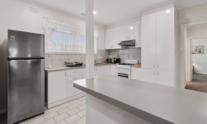 Sunshine House | Homely 3-Bed in Quiet Street with Backyard