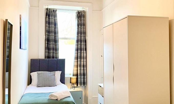 Paisley Apartment | Homely Apartment in Historic Centre