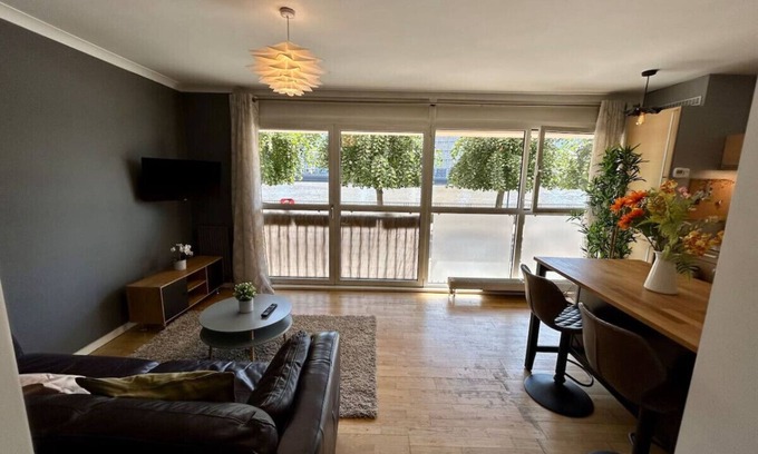 Surrey Docks Apartment | Homely apartment & Thames view