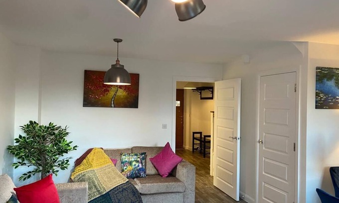 Trumpington House | Homely Contemporary Trumpington House; 5 mins drive to Addenbrookes Hospitaln