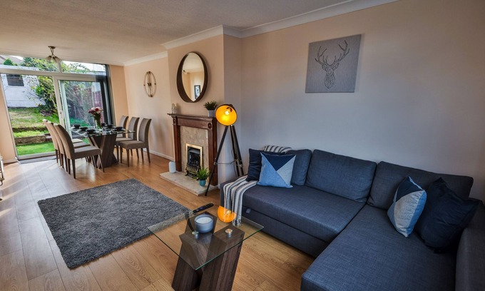 Wyken House | Homely Cosy House close to UHCW M6 - Sleeps 7