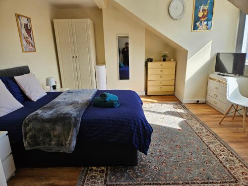 Harehills House | Homely double bed, TV, Wi-Fi and garden