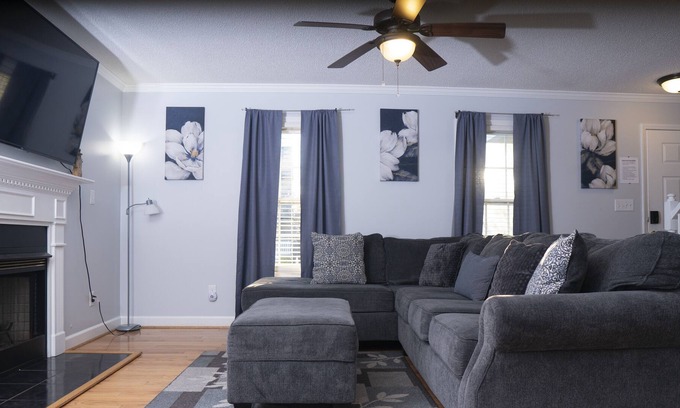 Northeast Raleigh House | Homely🏠FirePitt🔥65’TV📺PatioLarge outdoor space