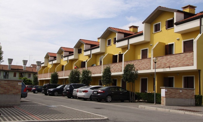 Rosapineta Apartment | Homely flat in a residence with pool in Rosolina