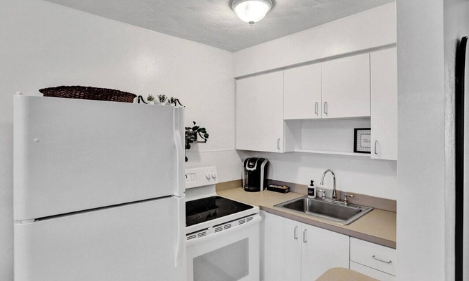 Victoria Park Apartment | Homely Harbour - Prime Location w Stylish Design