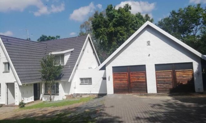 Greater Johannesburg Metropolitan Area House | Homely, quiet neighbourhood close to shopping centre, Sandton and Rosebank.