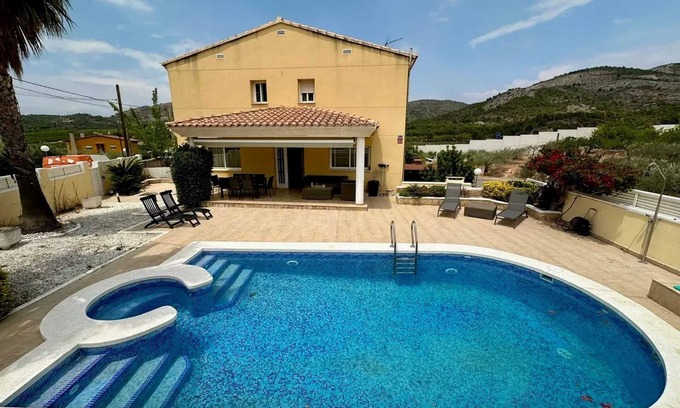 Borriol Villa | Homerez - Spacious Villa with Pool in Vall d'Umbri