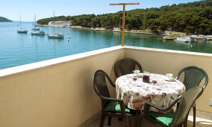 Prvic Luka Apartment | Homerez - 1 m away from the beach! Nice appartement for 4 ppl. at Prvić Luka