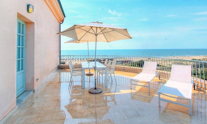 Calambrone Apartment | Homerez - 180 m away from the beach! Appartement for 4 ppl. with shared pool