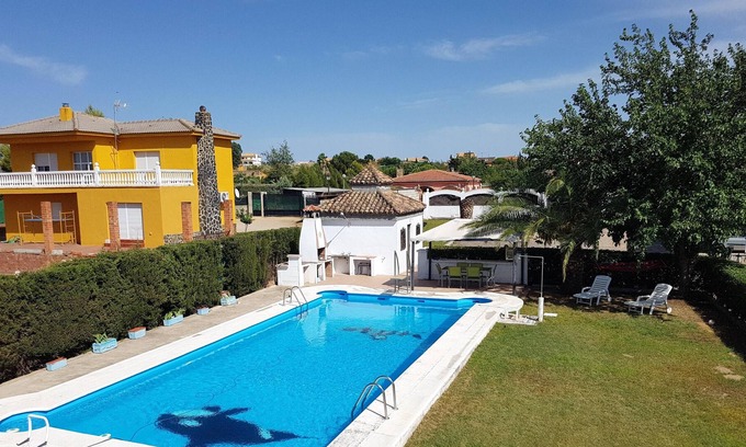 Linares Villa | Homerez - Amazing villa for 6 ppl. with swimming-pool and garden at Linares