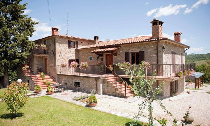 Caprese Michelangelo Apartment | Homerez - Appt in Caprese Michelangelo.