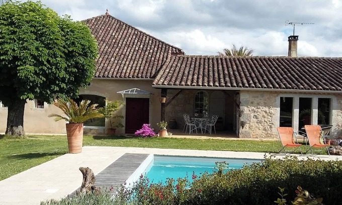 Castera-Lectourois Apartment | Homerez - Apartment in Castéra-Lectourois