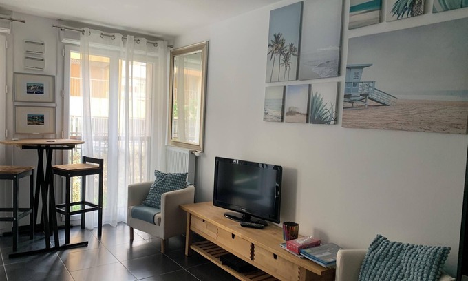 Saint-Victor Apartment | Homerez - Apartment in Marseille, garden view