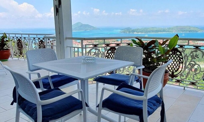 Zig Zag Ward Apartment | Homerez - Appartement 5 km away from the beach for 3 ppl. at Les Mamelles