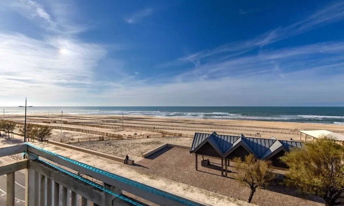 Soulac-sur-Mer Apartment | Homerez - Apt, Soulac-sur-Mer, sea view