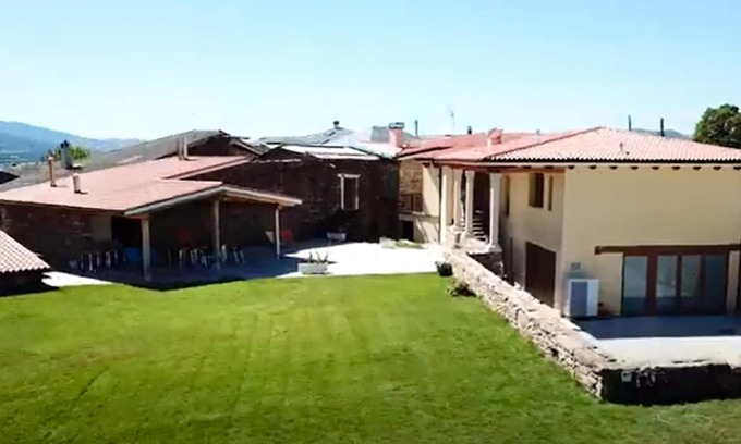 Viana do Bolo Apartment | Homerez - Beautiful apartement for 6 ppl. with garden and terrace at Mourisca