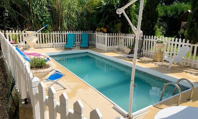 Bracquetuit House | Homerez - Beautiful house for 4 ppl. with shared pool and terrace at Bracquetuit