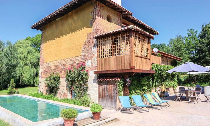 Saint-Paul-de-Varax Villa | Homerez - Big villa for 14 ppl. with swimming-pool, jacuzzi and terrace