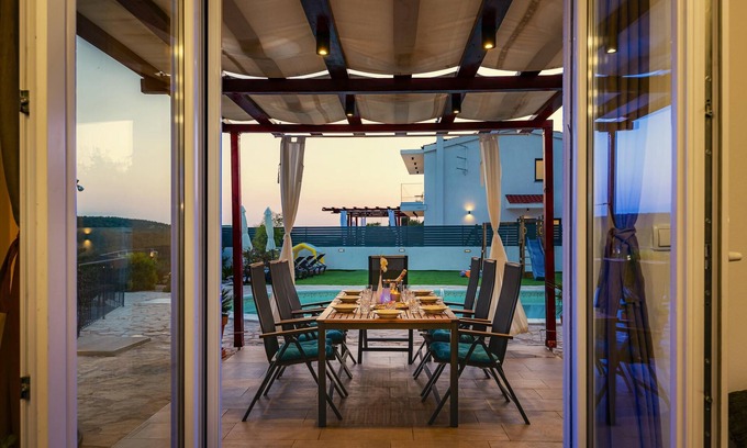 Jadrtovac House | Homerez - Big house 5 km away from the beach for 9 ppl. with swimming-pool