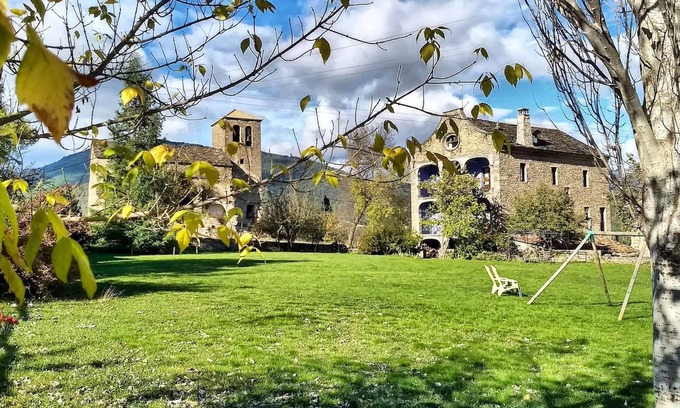 Albella House | Homerez - Big house for 18 ppl. with garden at Albella