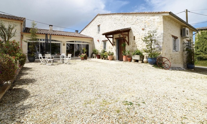 Lorignac House | Homerez - Big house for 20 ppl. with jacuzzi, garden and terrace at Lorignac